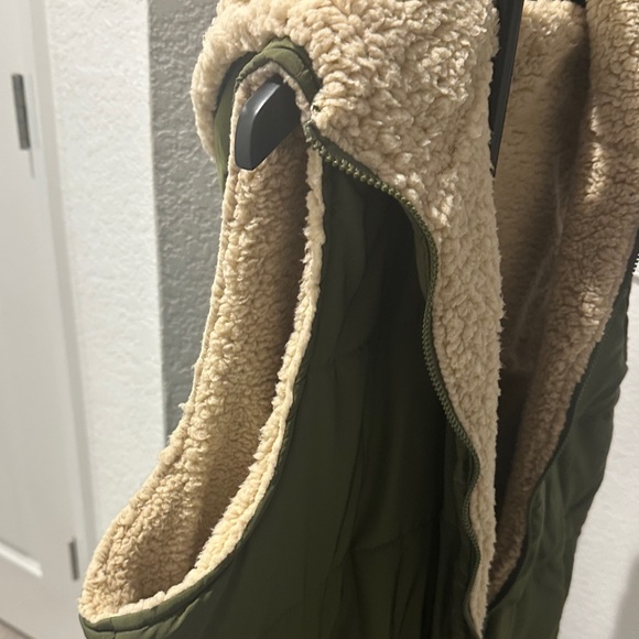 Olive Green Women's Puffer Vest with Sherpa Lining BNWOT - Picture 5 of 6